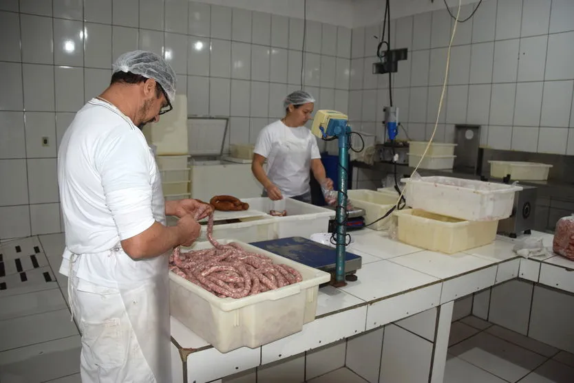 João Carlos Tasso e a esposa Juliane Parra, que produzem defumados e embutidos