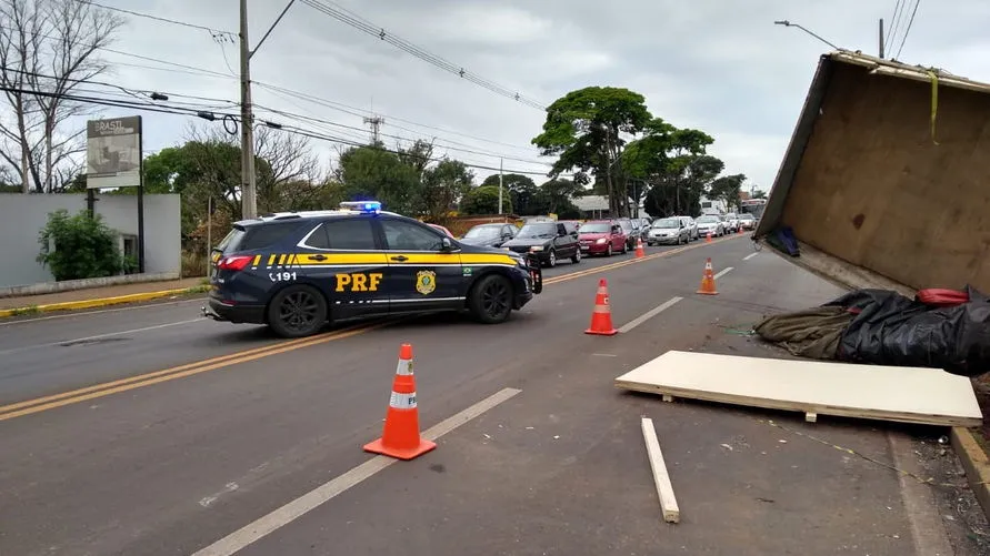 Carga de caminhão que tombou na BR-369 é removida