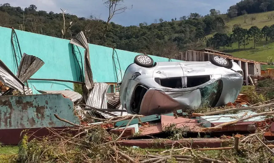 Tempestade em Santa Catarina afeta 26 cidades e deixa 830 desabrigados