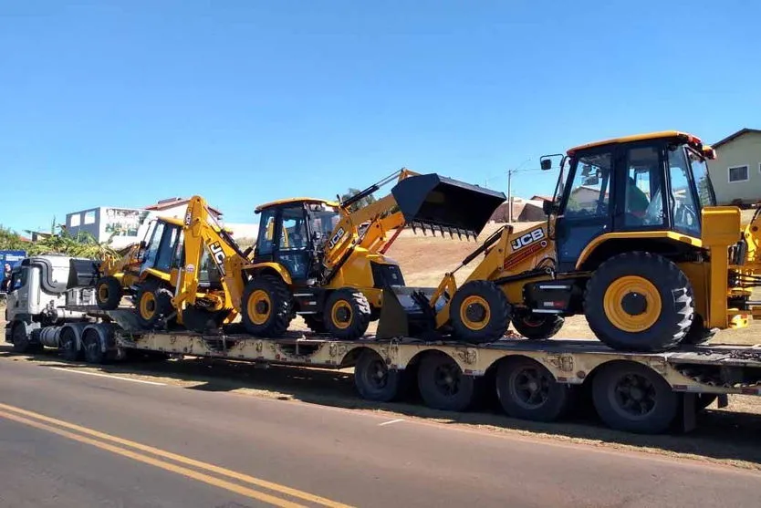 Governo entrega tratores e equipamentos agrícolas a municípios