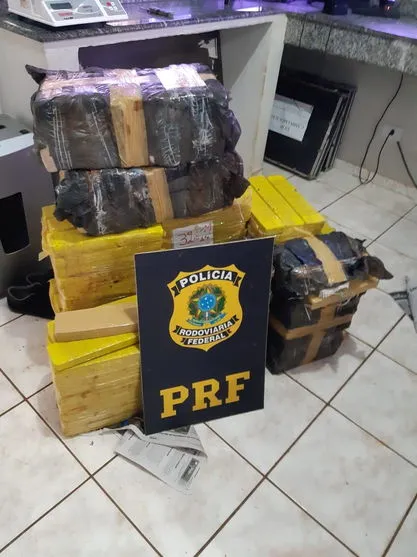 PRF apreende maconha e recupera carro roubado em Mandaguari