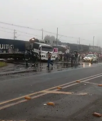 Acidente entre trem e carreta é registrado em Rolândia; assista