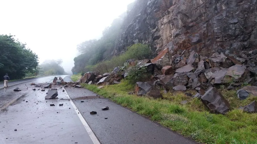 PRF atende desmoronamento de pedras no Paraná