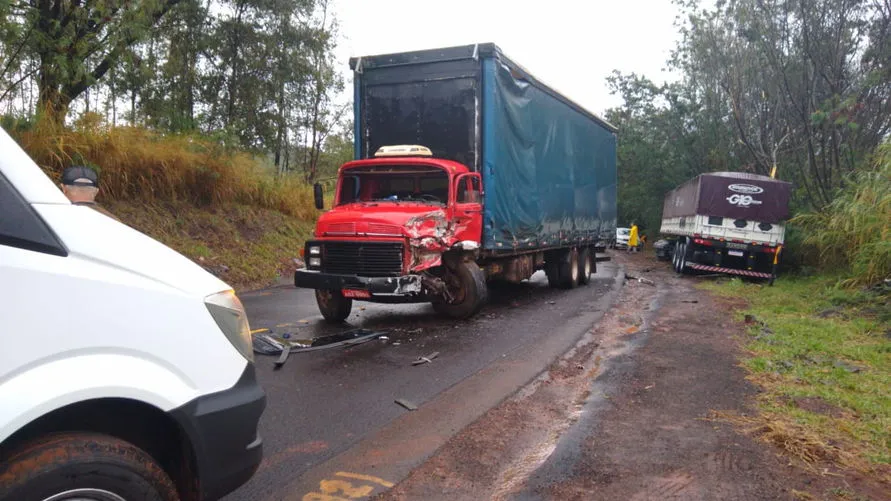 Acidente entre carreta e caminhão acontece no Contorno Norte