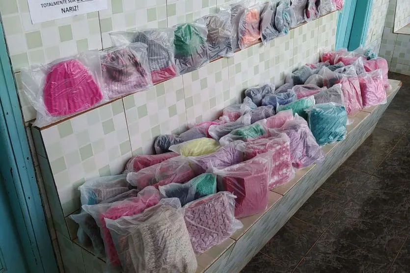 Presos da cadeia de Andirá confeccionam peças em lã para idosos