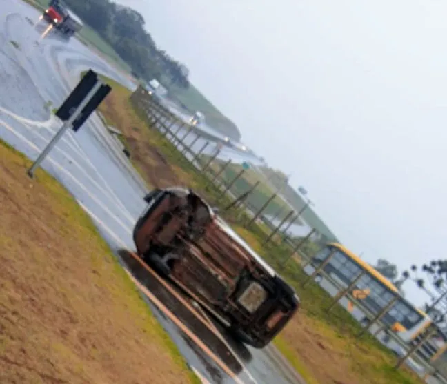 Carro capota em trevo de acesso ao aeroporto de Apucarana