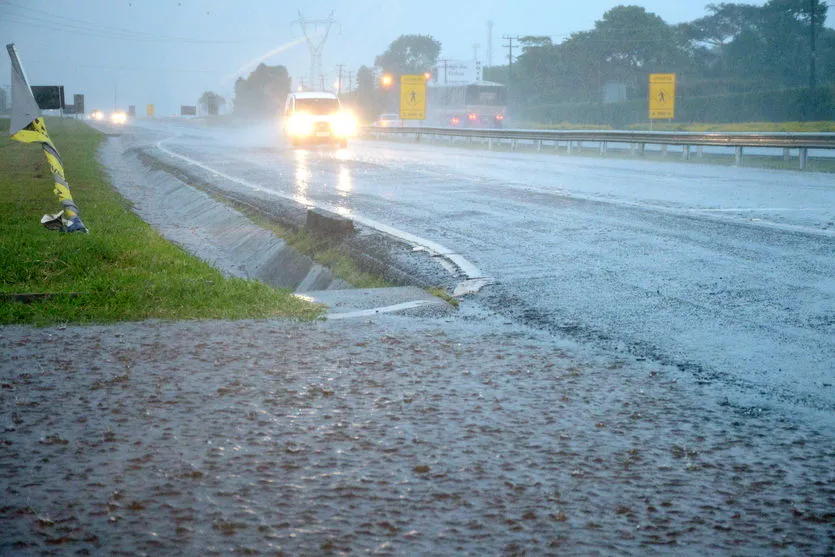 Chuva e neblina exigem cuidados redobrados na pista 