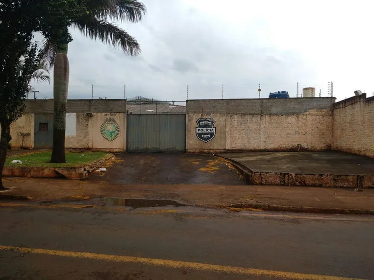 PM prende cinco homens e impede entrega de celulares no Minipresídio de Apucarana