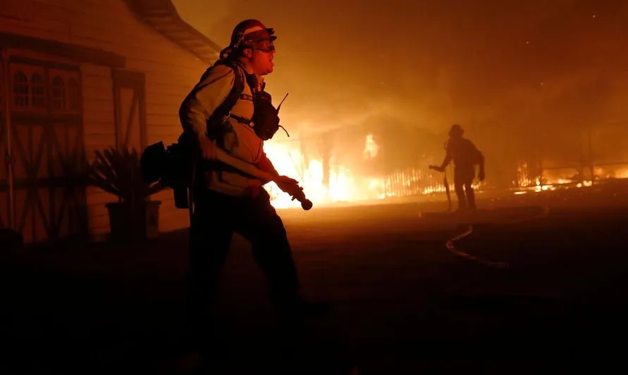Californianos enfrentam calor e pandemia para fugir de incêndios