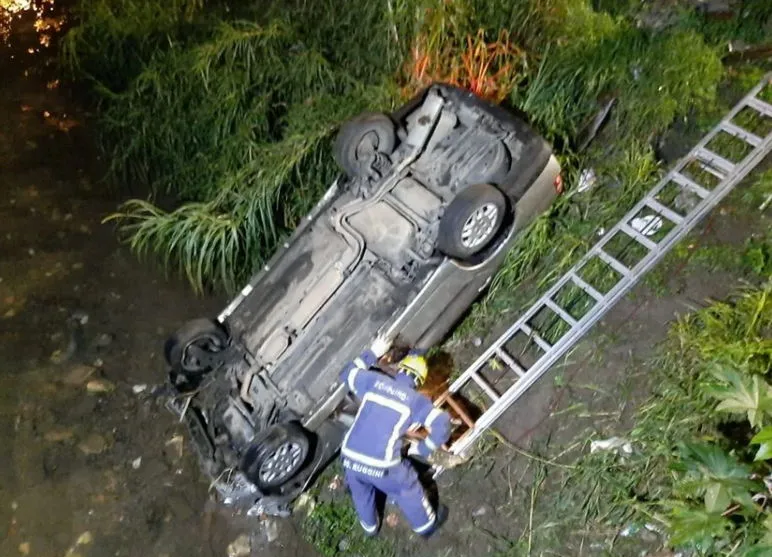 Motorista passa reto em curva e carro despenca em rio de Curitiba