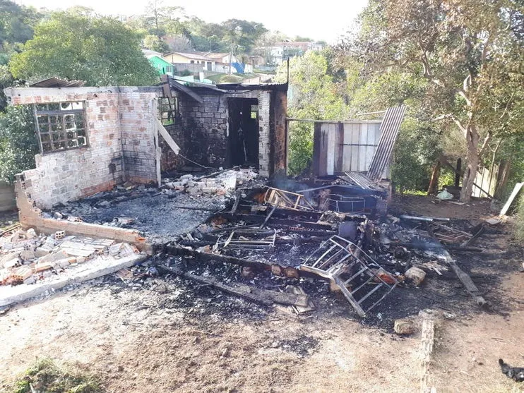 Dois homens morrem carbonizados durante incêndio no Paraná