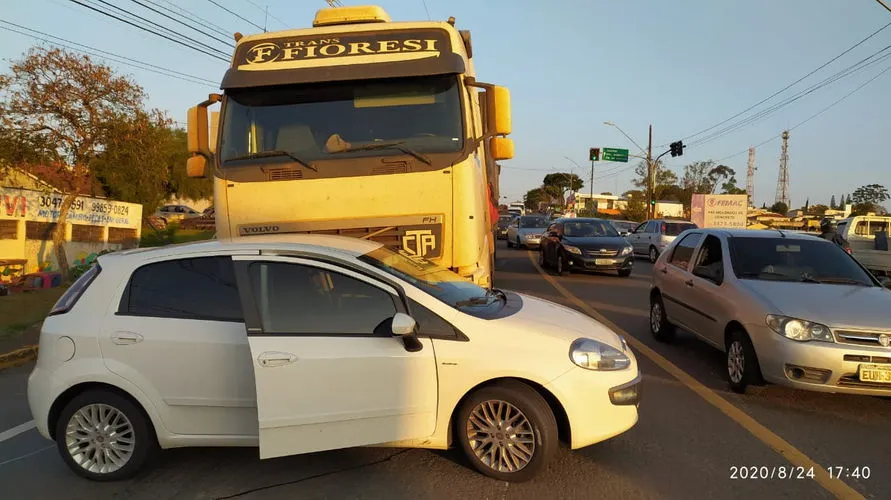 Carro é arrastado por caminhão na Avenida Brasil