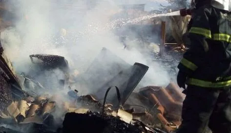 Incêndio destrói casa de madeira na Rua Ponta Porã, em Ivaiporã