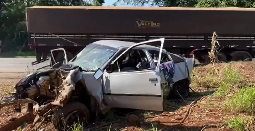 Carro carregado de maconha bate em caminhão, após tentativa de fuga