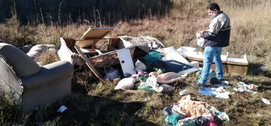 Morador descarta CPF junto com lixo na zona rural em Borrazópolis