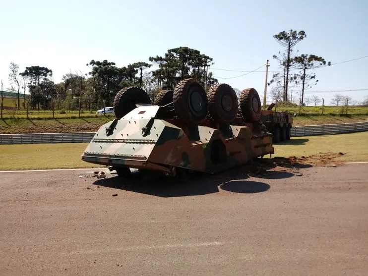 Militares do exército ficam feridos ao capotar veículo blindado