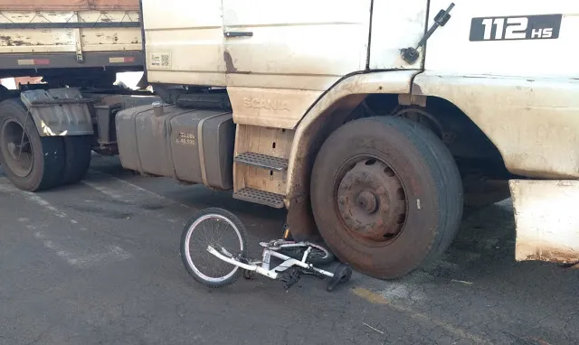 Carreta atinge bicicleta na faixa de pedestre em Borrazópolis