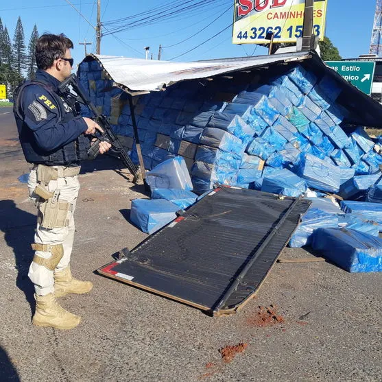 Caminhão carregado com cigarros contrabandeados capota em Maringá