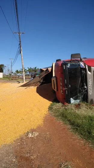 Carreta com carga de grãos tomba na PR-218 em Astorga