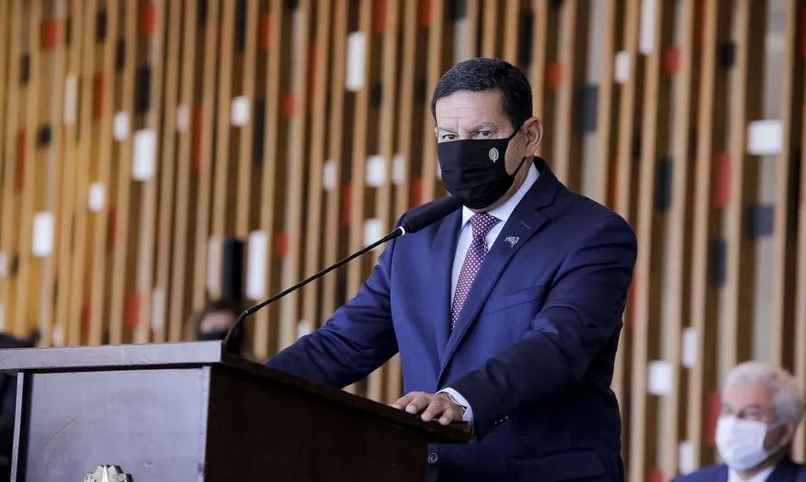 Mourão diz que país deve fazer dever de casa para atrair investimento