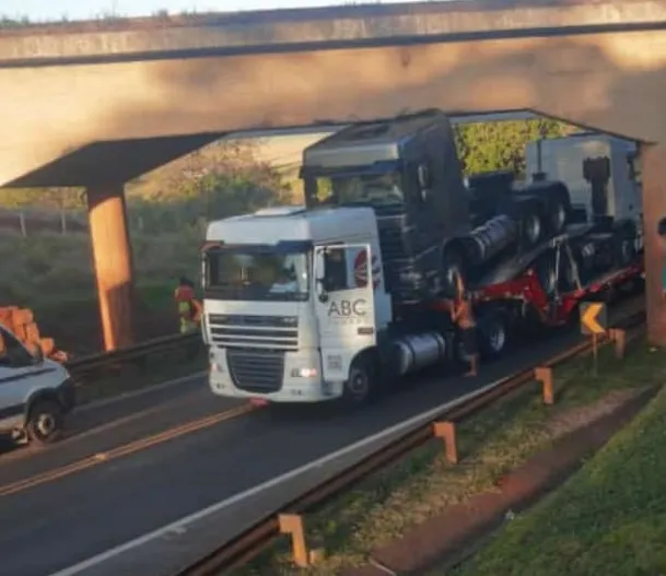 Caminhão 'enrosca' no pontilhão da Vila Reis em Apucarana