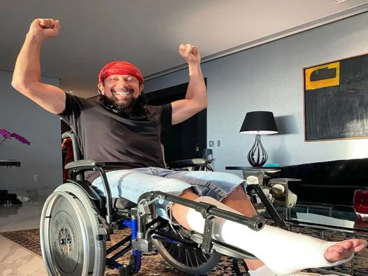 Bell Marques sofre acidente e preocupa fãs ao publicar foto em cadeira de rodas