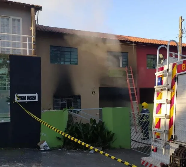 Bombeiros combatem incêndio em residência próximo ao Jaboti