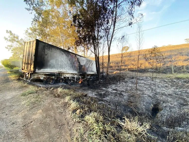 Após colisão, caminhão pega fogo na PR-092 em Santo Antônio da Platina