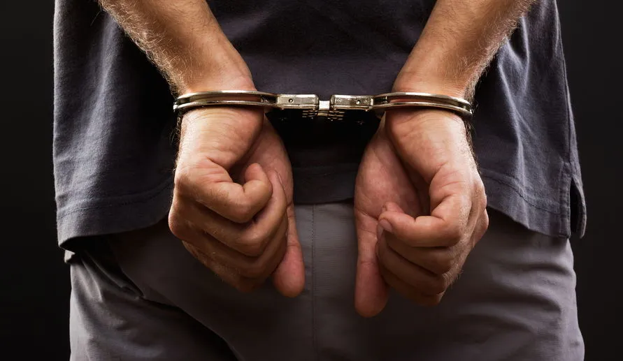 Homem é preso após agredir esposa e filhas em Jandaia do Sul