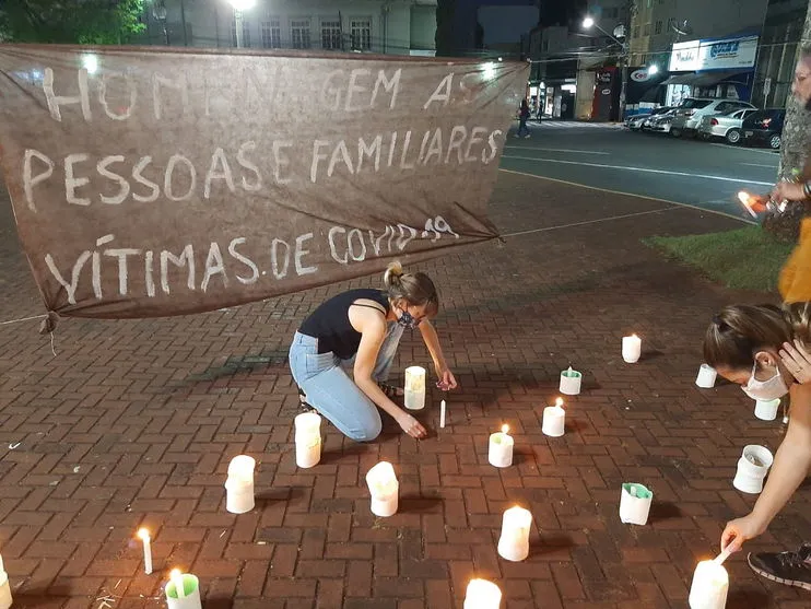 Coletivo presta homenagem às vítimas da Covid-19 na Praça Rui Barbosa