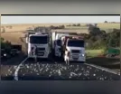 Carreta derruba pedras e oferece riscos na Rodovia do Café; Vídeo