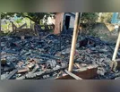 Casa de madeira é totalmente destruída por fogo em Jardim Alegre