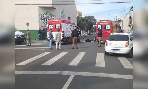Mulher fica ferida após acidente entre dois carros e uma moto em Arapongas