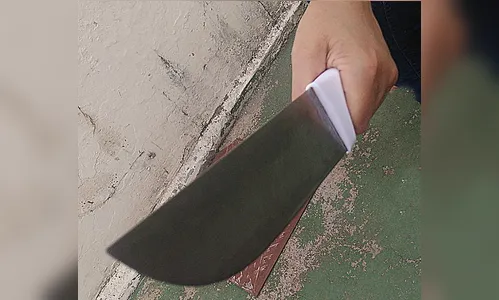 Homem com facão persegue amigo da ex-mulher, em  Faxinal