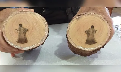 ‘Imagem de Jesus’ que aparece em tronco de árvore após poda intriga operários em MS