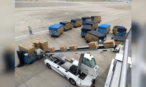 Covid-19: voo com carga de máscaras cirúrgicas chega ao Brasil