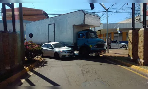 Caminhão prensa carro em rua movimentada de Arapongas