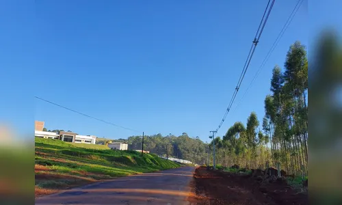 Região de parque industrial recebe 1,4 quilômetro de calçada