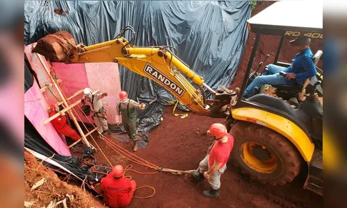 Bombeiros fazem busca por jovem em fundo de poço no Paraná