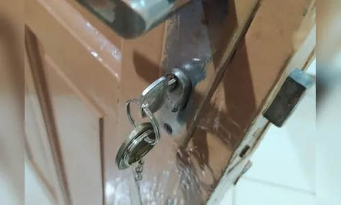 Mulher deixa chave escondida e tem casa furtada, em Faxinal