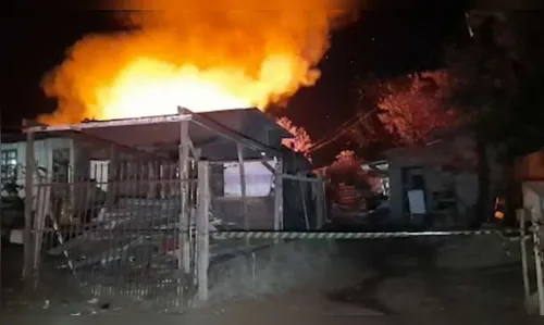 Incêndio de grandes proporções destrói casas em Cascavel