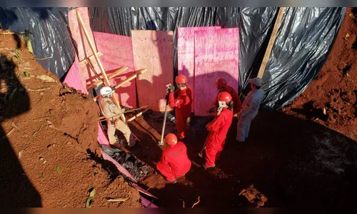 Bombeiros escavam poço para resgatar corpo em Campo Mourão