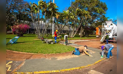 Entorno da Biblioteca Municipal e Vianinha recebe novo calçamento