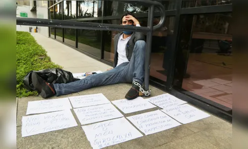 Após dois dias acorrentado em frente à agência, empresário será recebido por banco