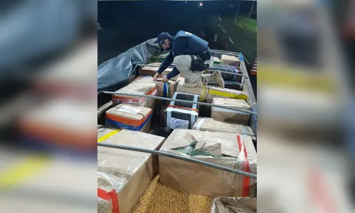 PRF apreende mercadorias contrabandeadas em meio da carga de milho