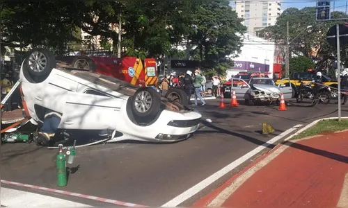 Carro capota após bater em outro veículo no centro de Maringá