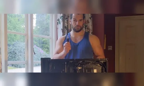 Henry Cavill,  grava vídeo montando PC gamer