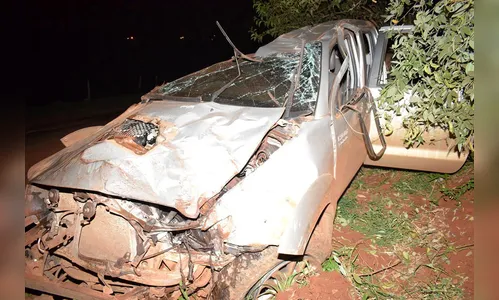 Capotamento de veículo deixa duas pessoas gravemente feridas