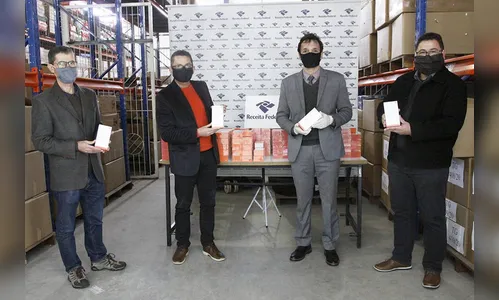 Universidades estaduais distribuem 3.200 smartphones para estudantes