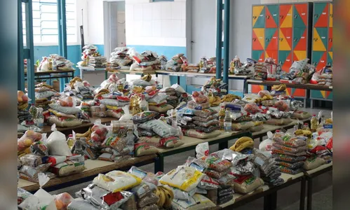 Estudantes recebem alimentos da merenda escolar durante a pandemia